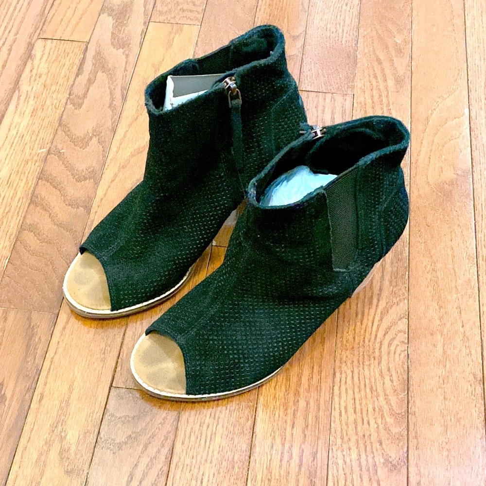 Tom’s black boots
